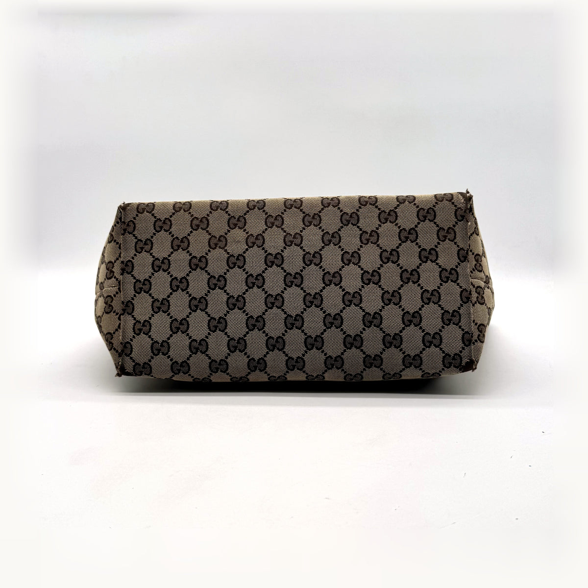 Gucci Tote Toile GG Beige et Cuir Verni Noir - vue du dessous, base du sac
