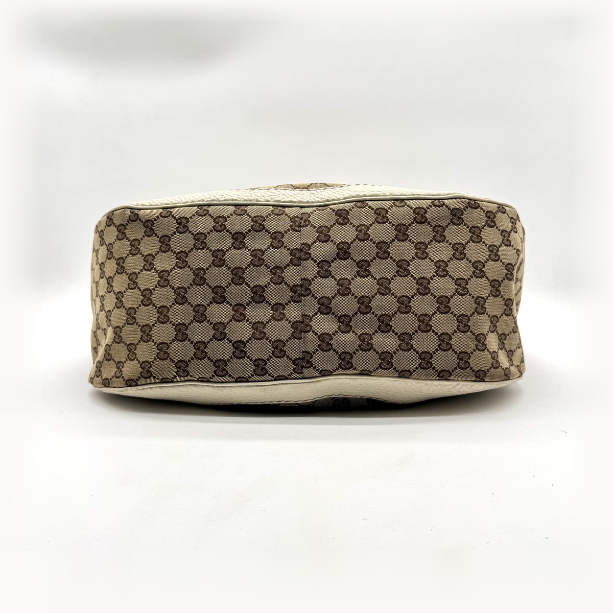 Gucci Tote Toile GG Beige et Cuir Crème - vue du dessous, base du sac