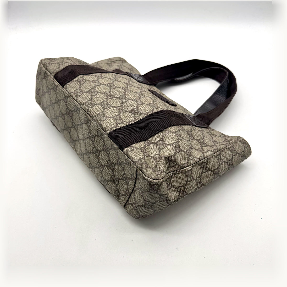 Gucci Tote Toile GG Beige et Cuir Brun - vue en angle, cabas couché