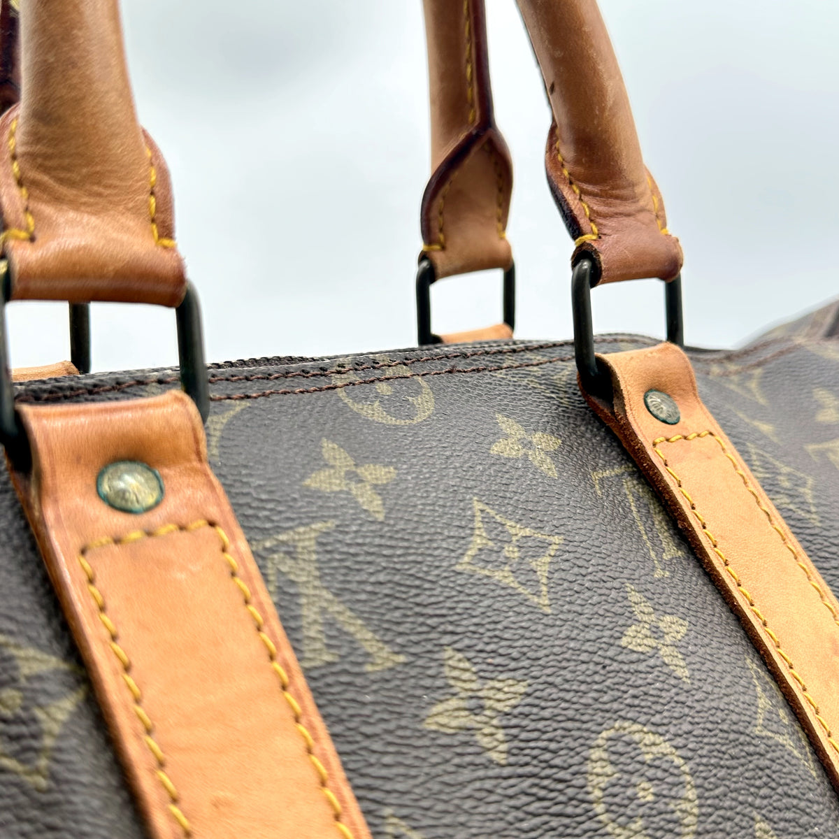 Louis Vuitton Keepall 45 Toile Monogram - détail des anses et de leurs attaches