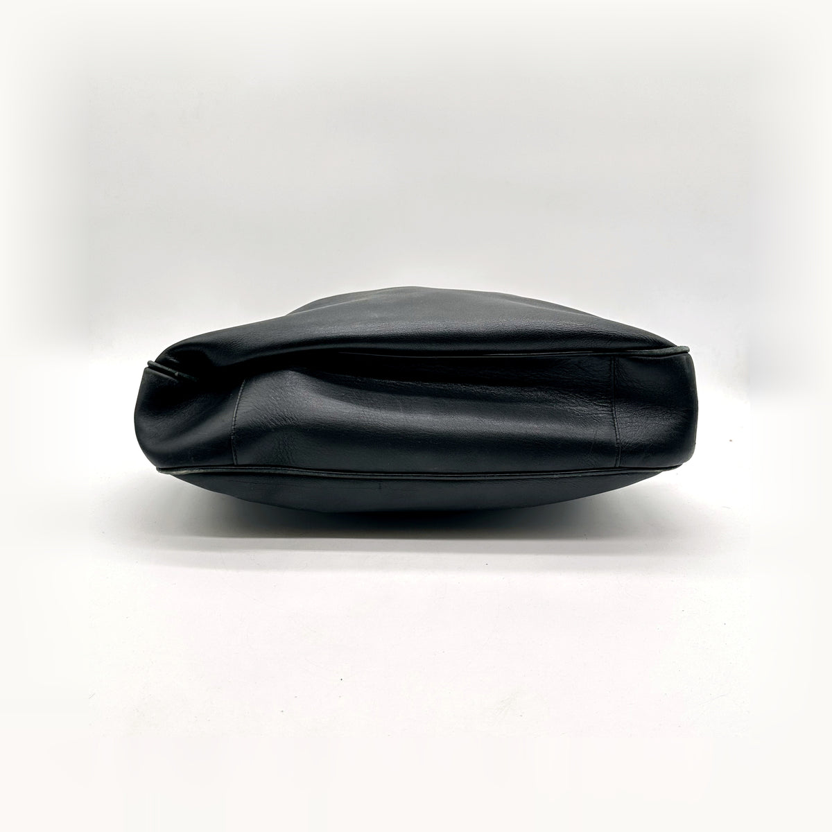 Gucci Bamboo Cuir Noir - vue de la tranche, base du sac