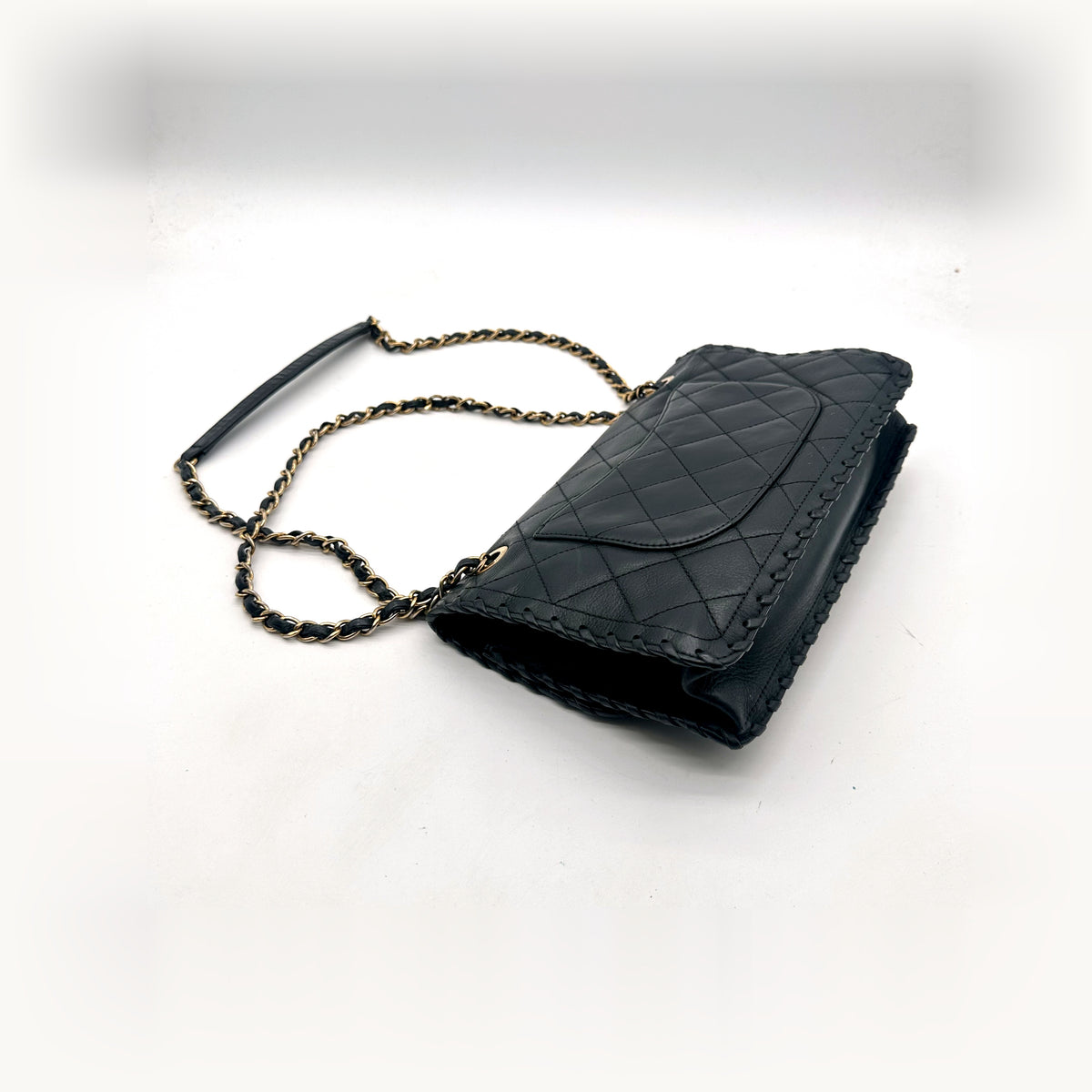 Chanel Matelassé Cuir Gris Anthracite - vue d'ensemble en angle, chaîne enroulée