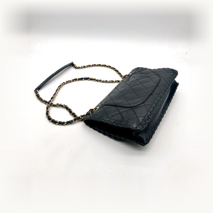 Chanel Matelassé Cuir Gris Anthracite - vue d'ensemble en angle, chaîne enroulée