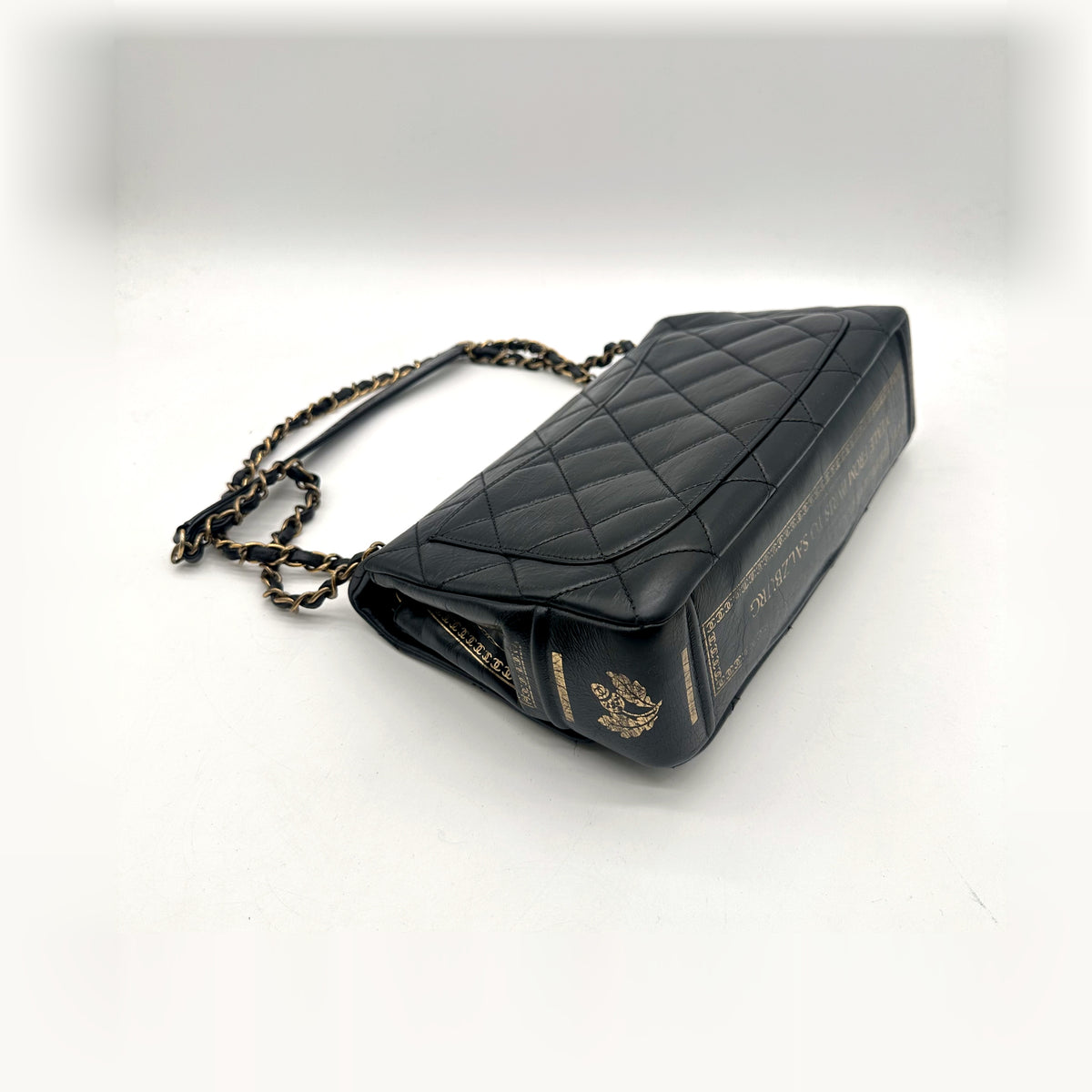 Chanel Single Flap Cuir d'agneau Noir - vue de trois quarts, chaîne relevée