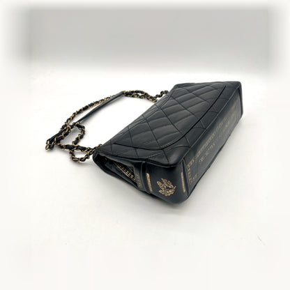 Chanel Single Flap Cuir d'agneau Noir - vue de trois quarts, chaîne relevée