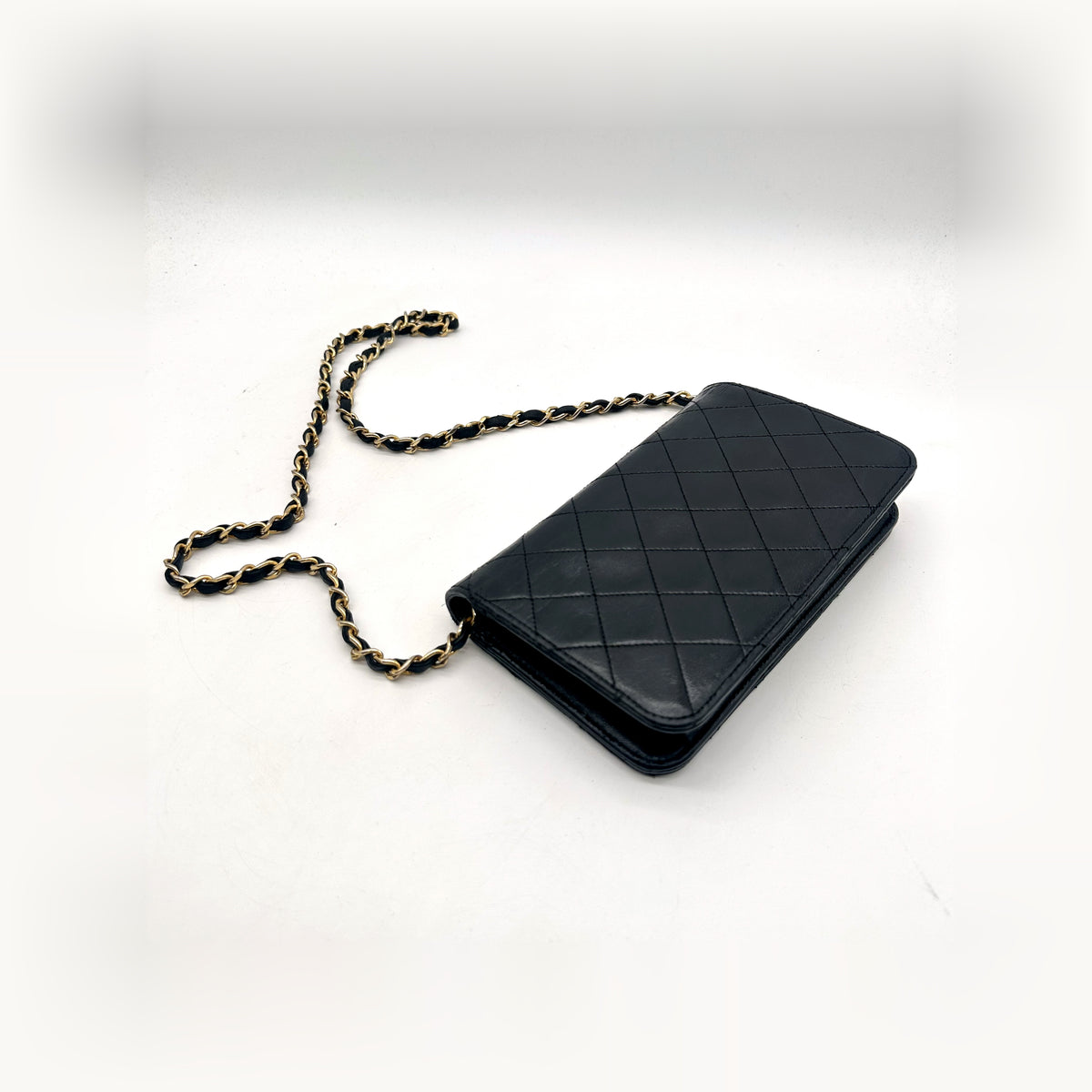Chanel Matelassé Cuir d'agneau Noir - vue d'ensemble opposée, sac et chaîne