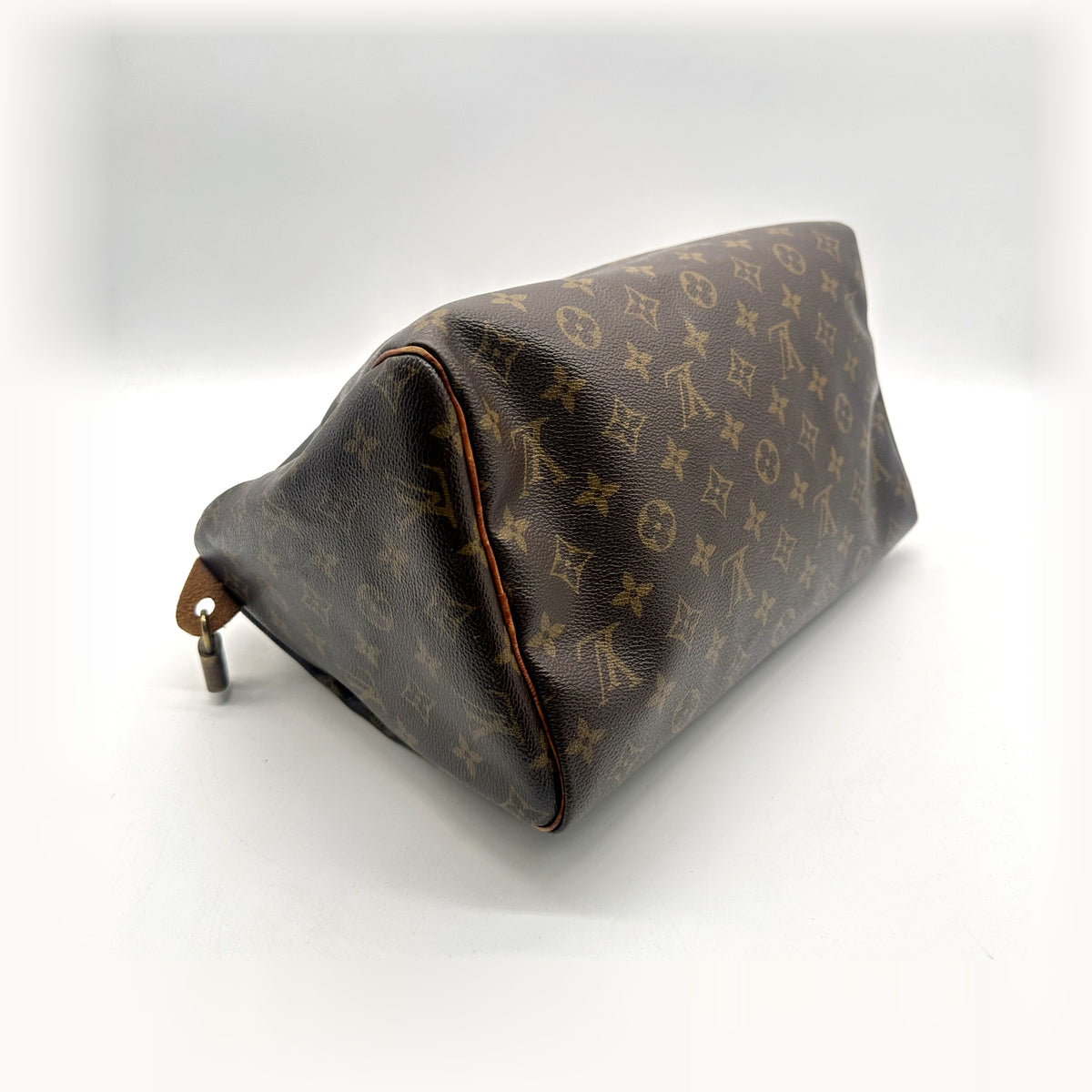 Louis Vuitton Speedy 30 Toile Monogram - vue de trois quarts du dessous, autre angle