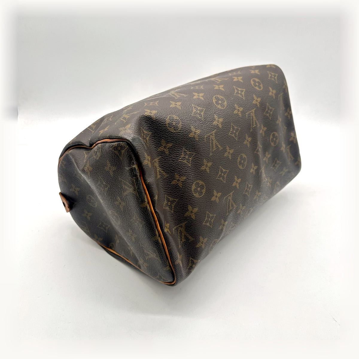 Louis Vuitton Speedy 30 Toile Monogram - vue de trois quarts du dessous, autre angle