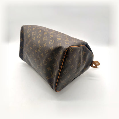 Louis Vuitton Speedy 30 Toile Monogram - vue de trois quarts du dessous