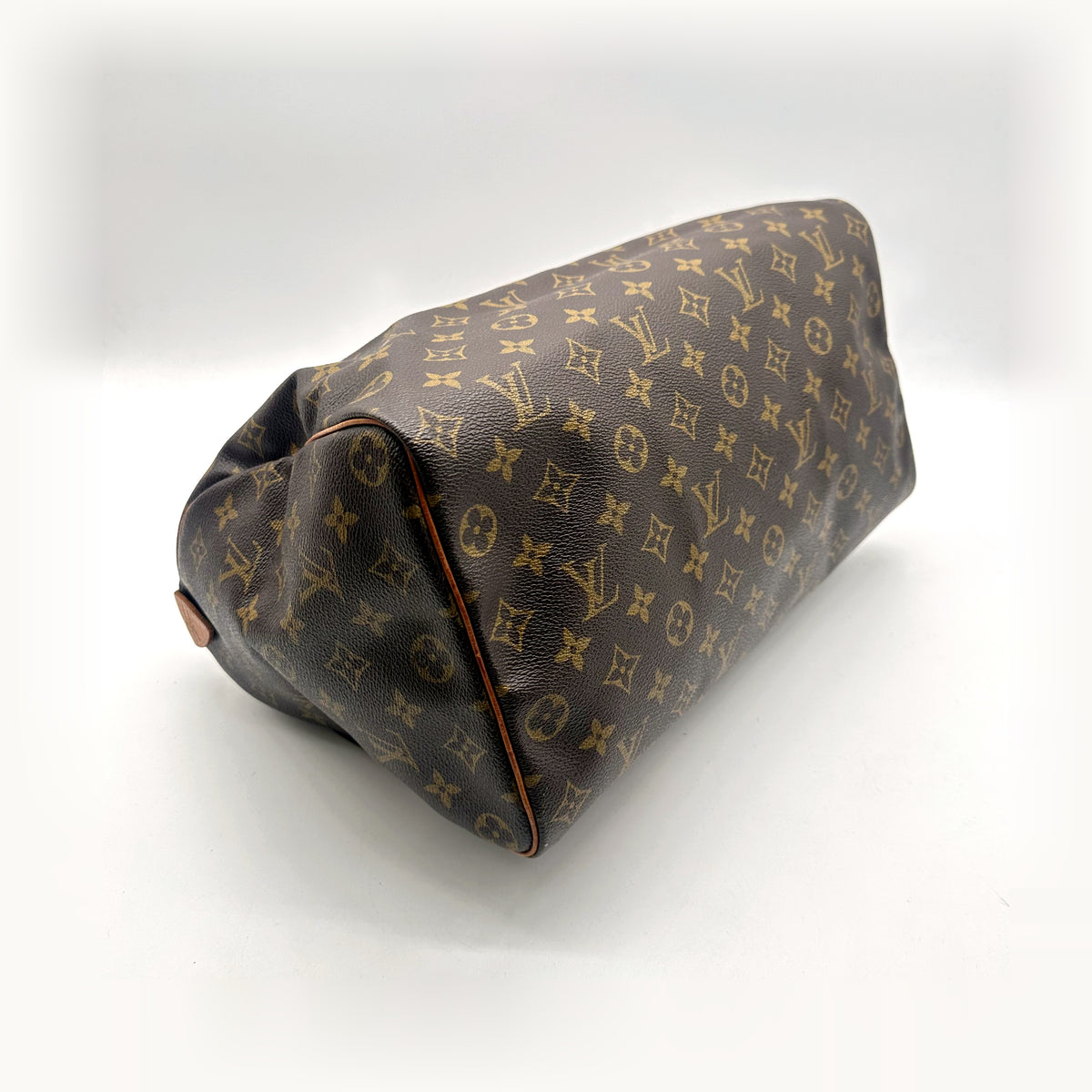 Louis Vuitton Speedy 35 Toile Monogram - vue de trois quarts du dessous, autre angle