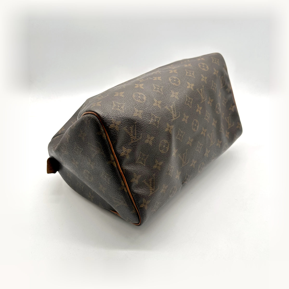 Louis Vuitton Speedy 30 Toile Monogram - vue de trois quarts du dessous, autre angle