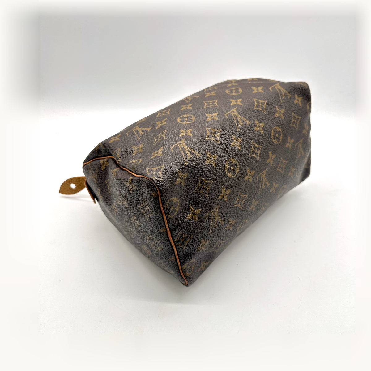 Louis Vuitton Speedy 30 Toile Monogram - vue de trois quarts du dessous, autre angle