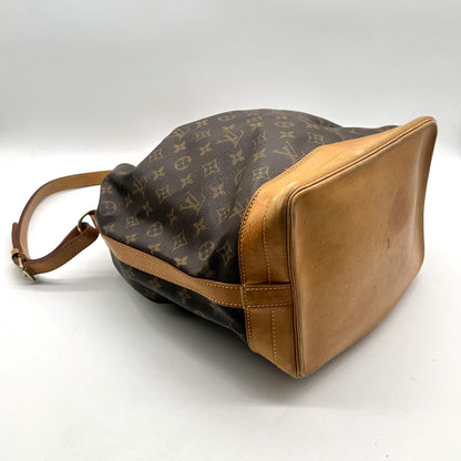 Louis Vuitton Grand Noé Toile Monogram - vue de trois quarts du dessous, autre angle