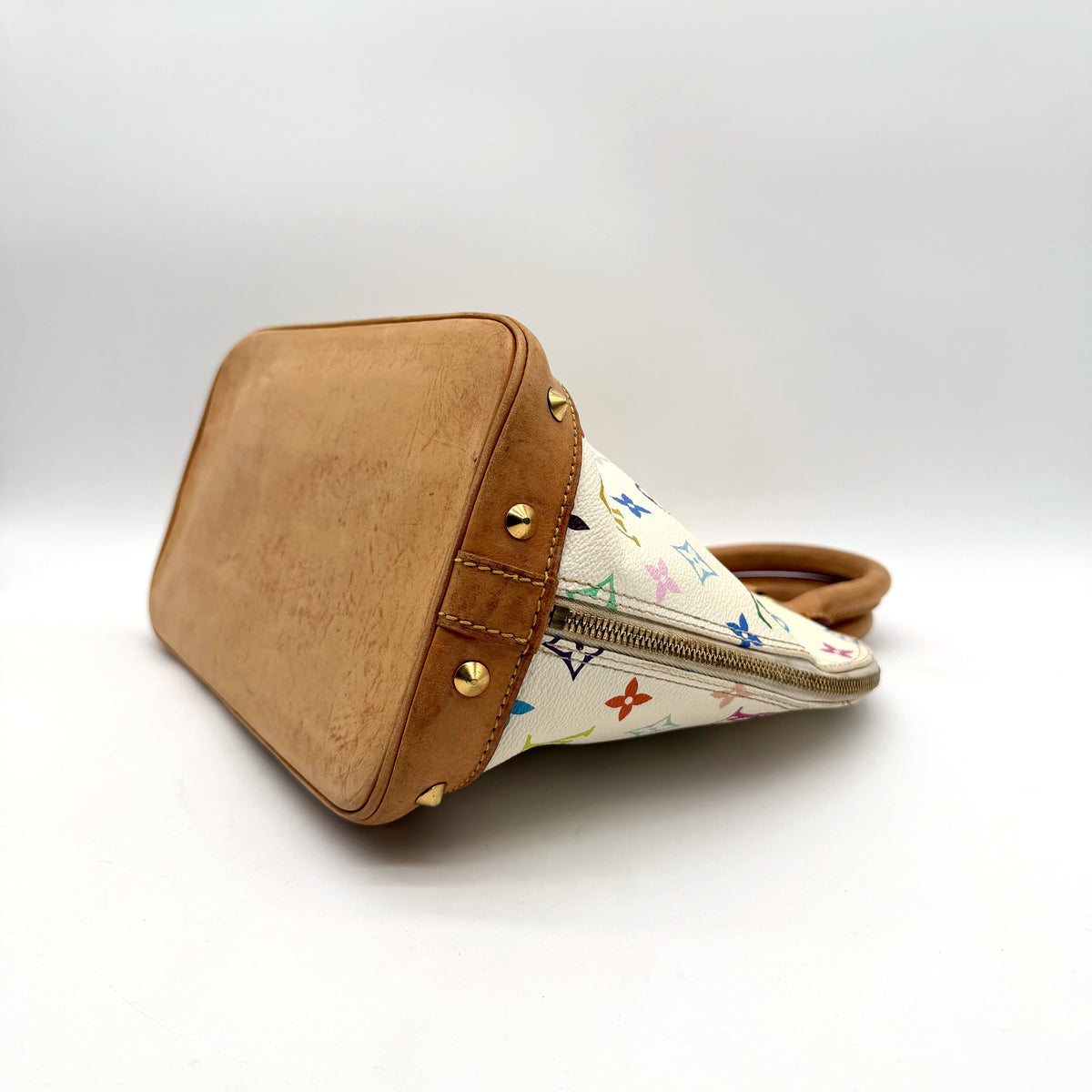 Louis Vuitton Alma Toile Monogram Multicolore Blanc - vue du dessous en angle opposé