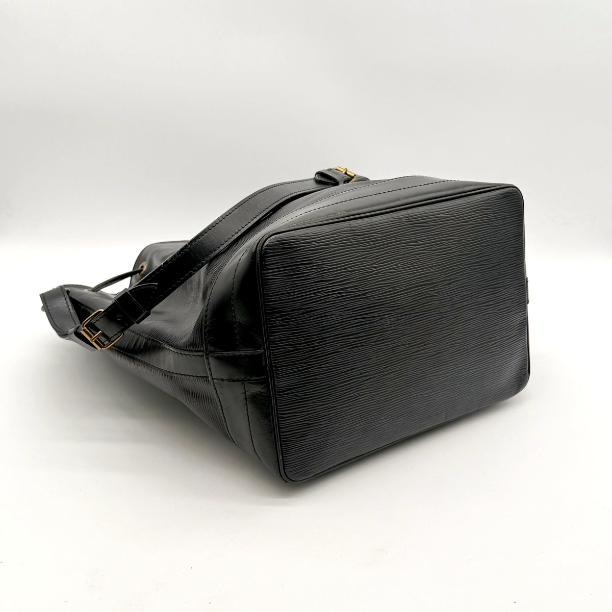 Louis Vuitton Noé Cuir Épi Noir - base et fond vus en angle