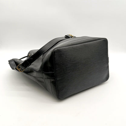 Louis Vuitton Noé Cuir Épi Noir - base et fond vus en angle