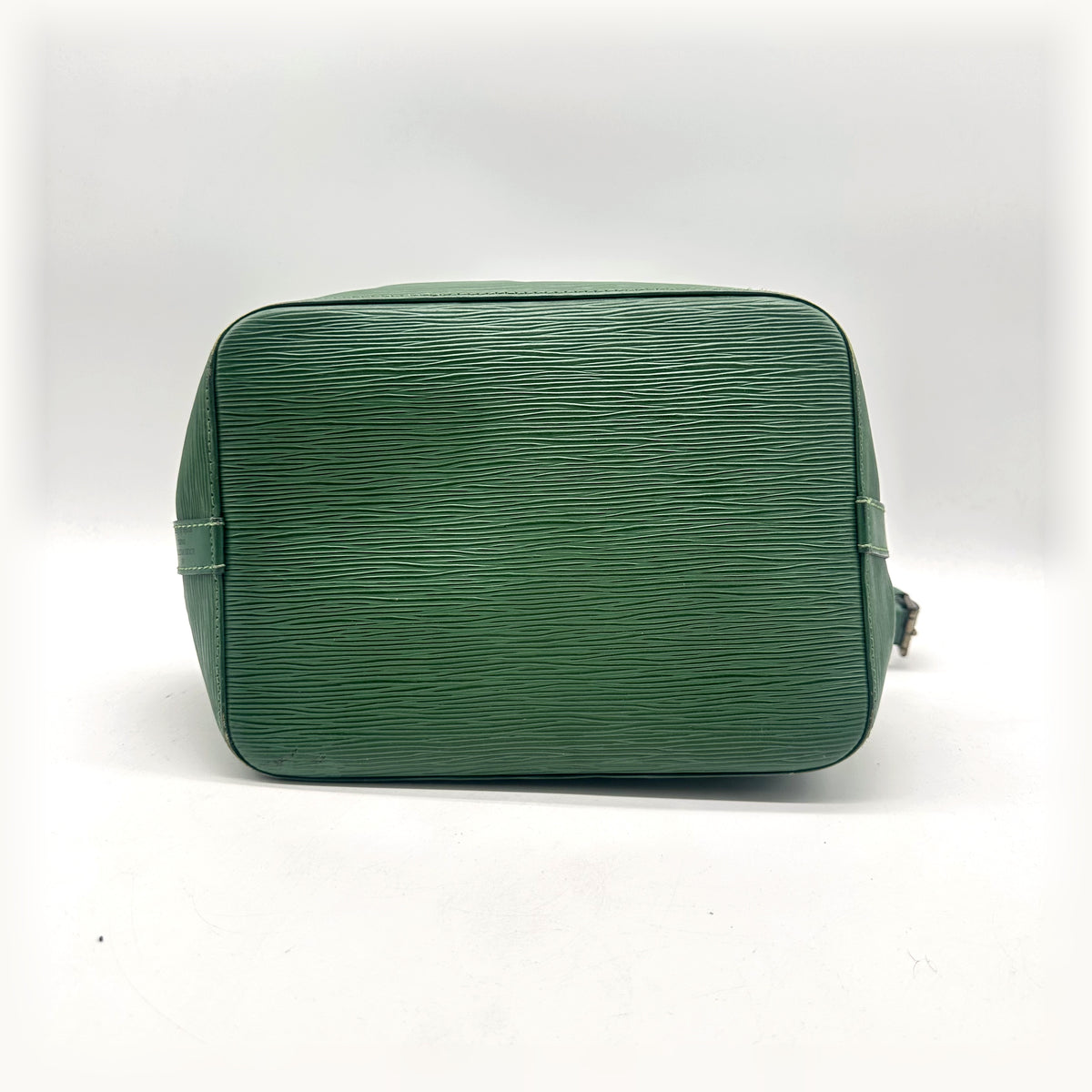 Louis Vuitton Petit Noé Cuir Épi Vert - vue du dessous, base du sac