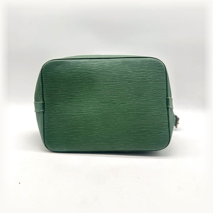 Louis Vuitton Petit Noé Cuir Épi Vert - vue du dessous, base du sac