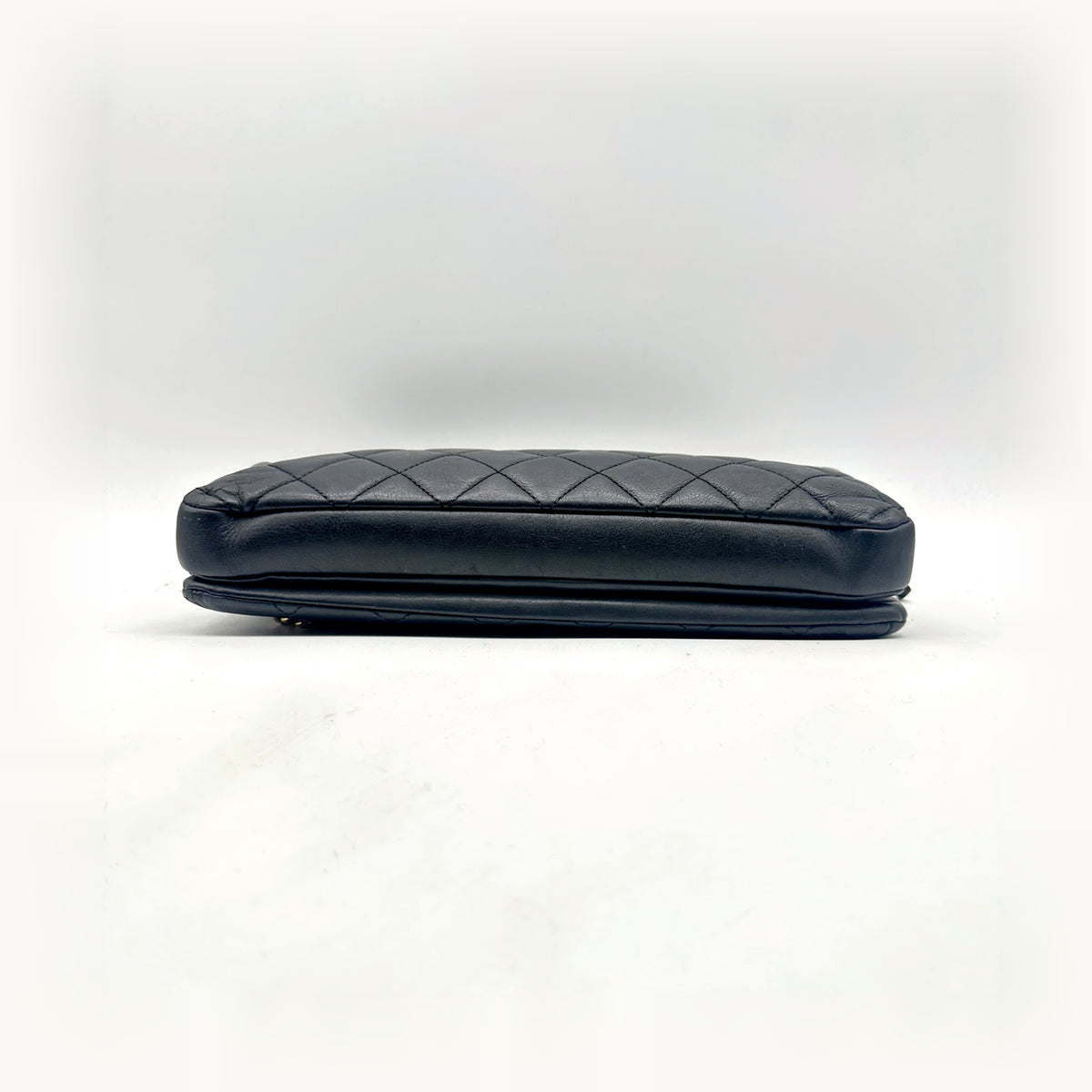 Chanel Double Chaîne Cuir Matelassé Noir - vue du dessous, base du sac