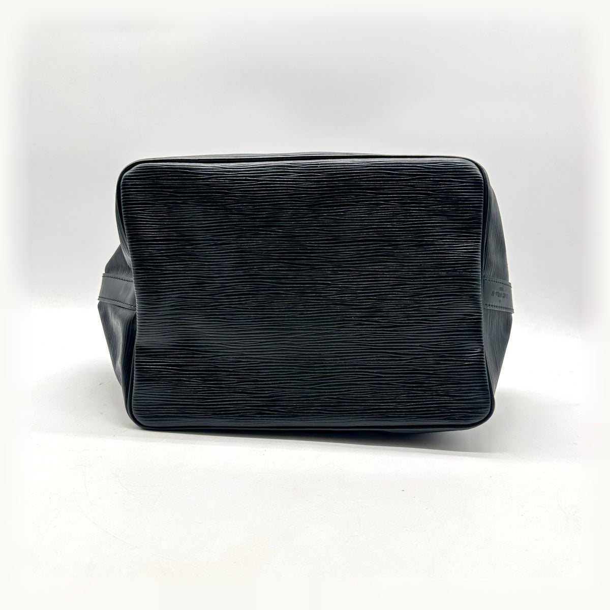 Louis Vuitton Petit Noé Cuir Épi Noir - vue du dessous, base du sac