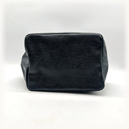 Louis Vuitton Petit Noé Cuir Épi Noir - vue du dessous, base du sac