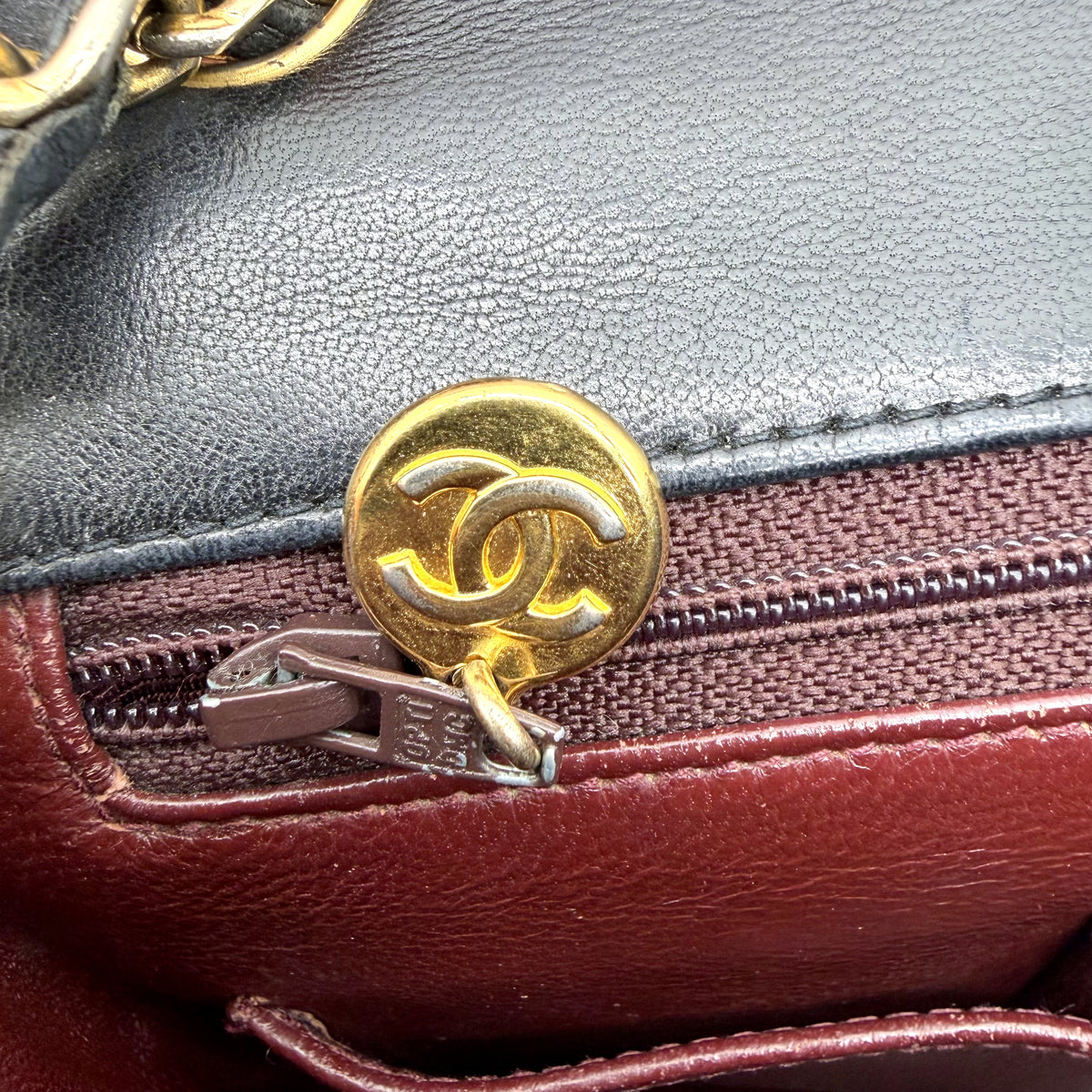 Chanel Mini Square Single Flap Cuir d'agneau Noir - intérieur ouvert, poche zippée et doublure bordeaux