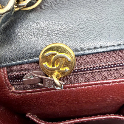 Chanel Mini Square Single Flap Cuir d'agneau Noir - intérieur ouvert, poche zippée et doublure bordeaux