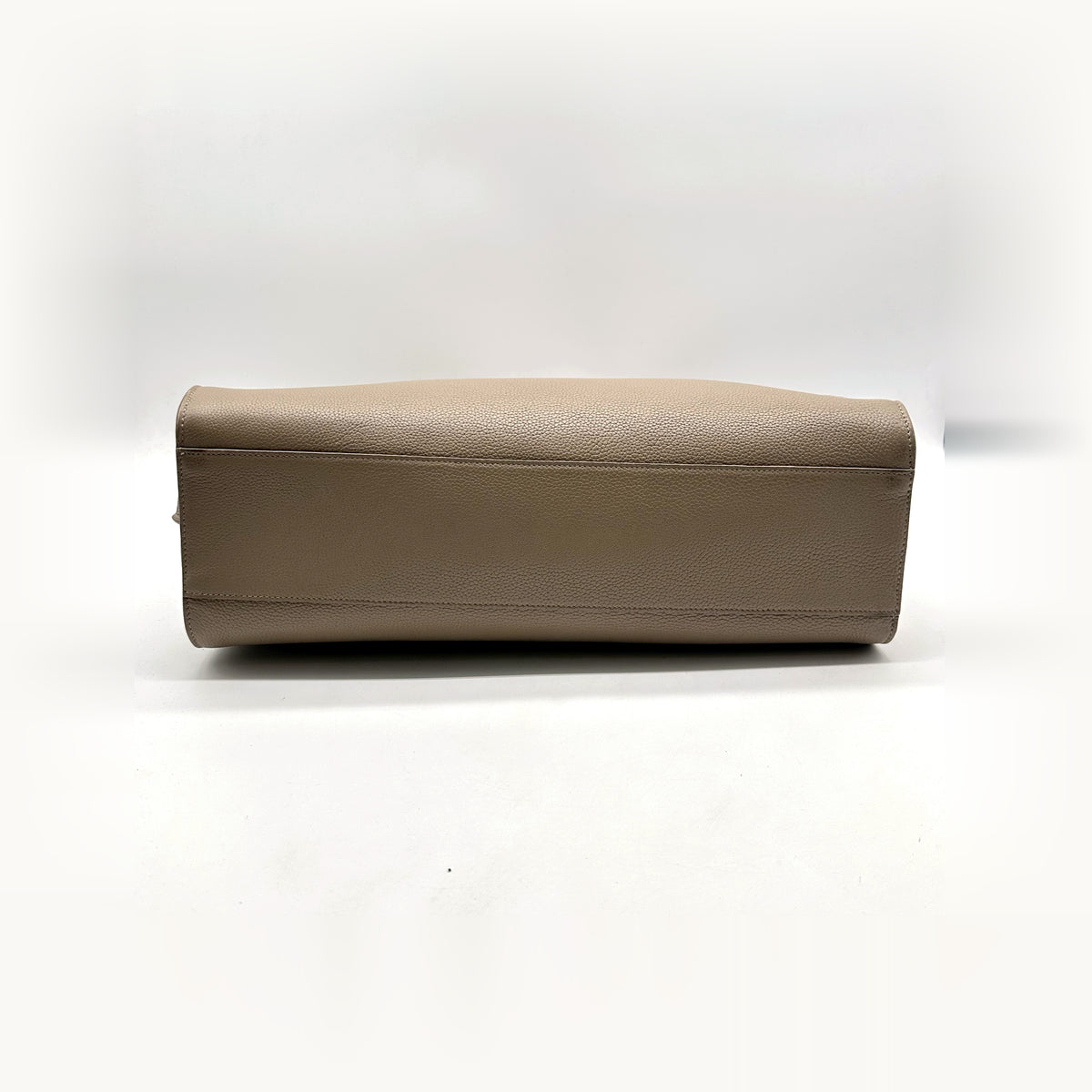 Saint Laurent Bandoulière Cuir Grainé Taupe - vue du dessous, base du sac