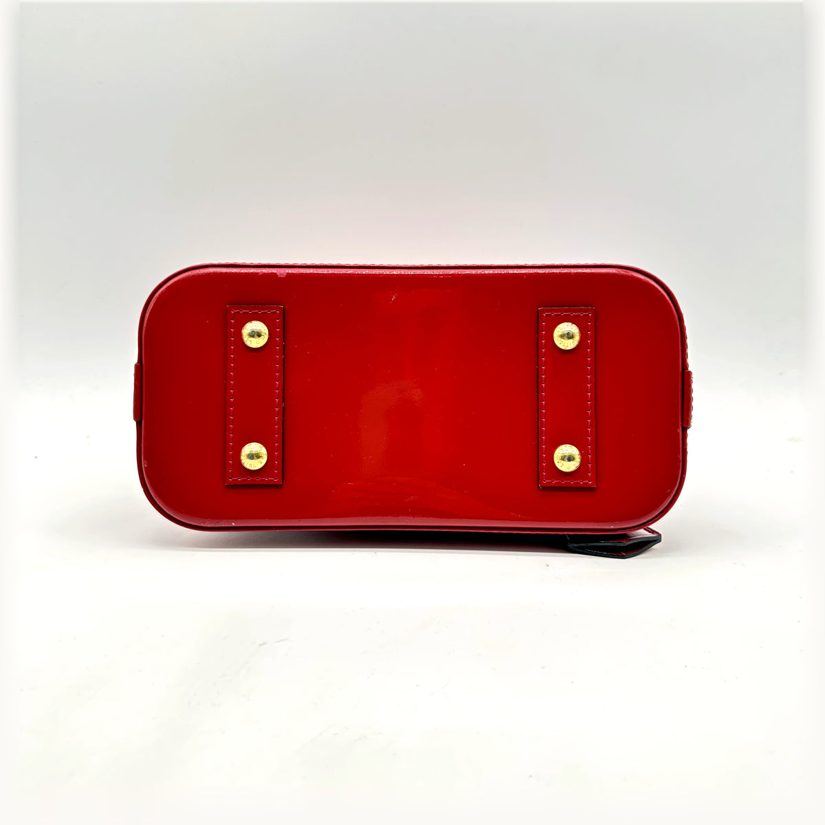 Louis Vuitton Alma BB Cuir Vernis Rouge - vue du dessous, base et pieds dorés