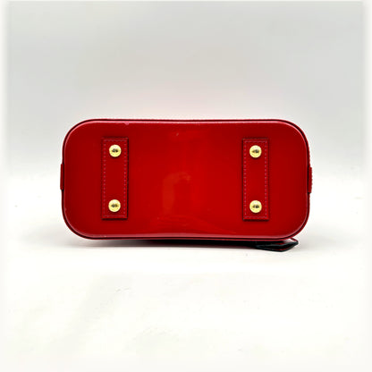 Louis Vuitton Alma BB Cuir Vernis Rouge - vue du dessous, base et pieds dorés