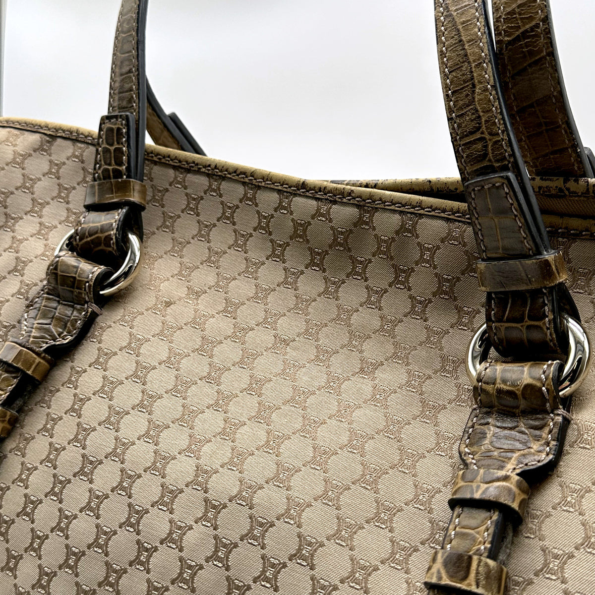 Céline Tote Toile Macadam Beige - détail de l'anse et de la bordure de cuir