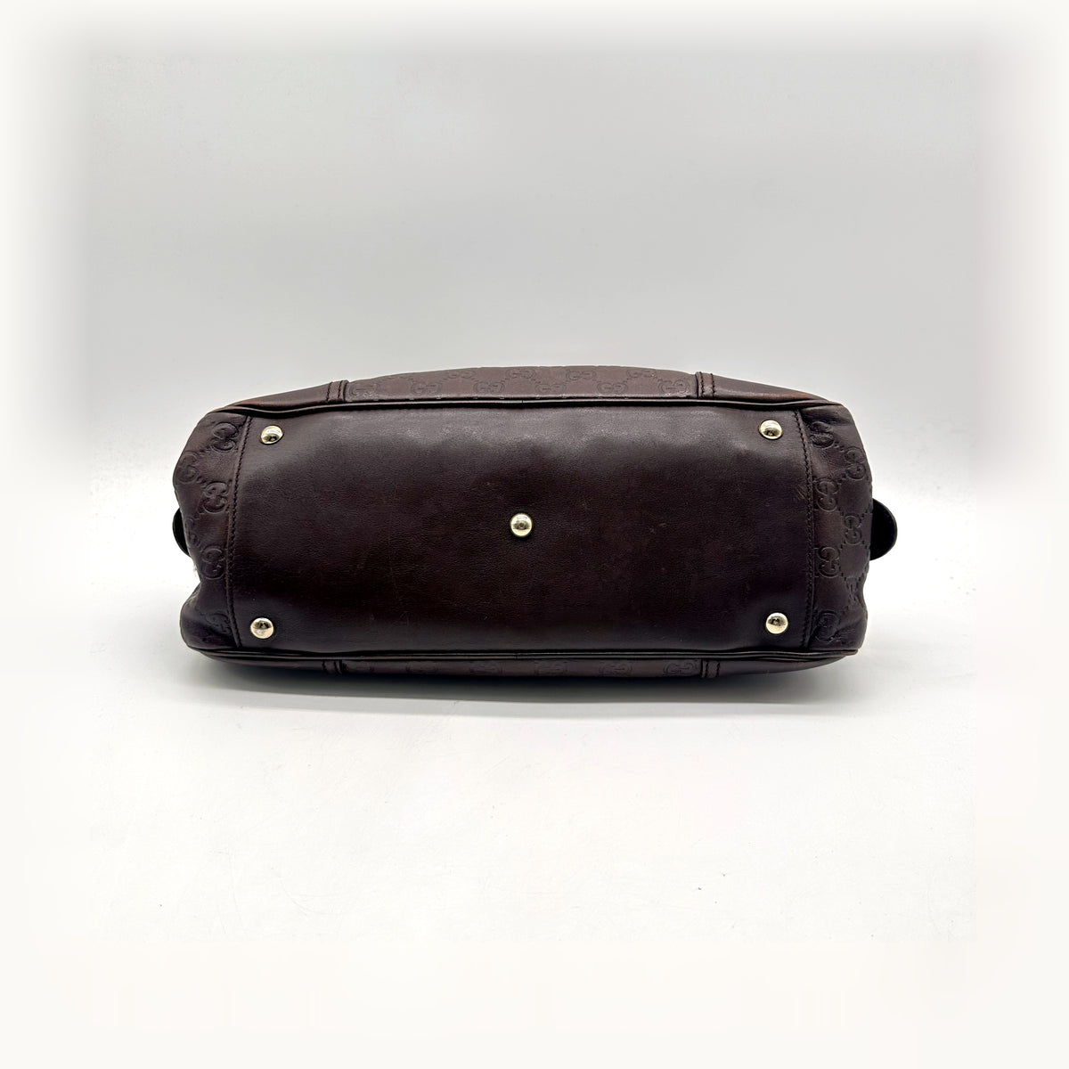 Gucci Bowling Cuir Guccissima Marron - vue du dessous, base et pieds dorés