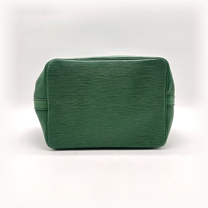 Louis Vuitton Petit Noé Cuir Épi Vert - vue du dessous, base du sac