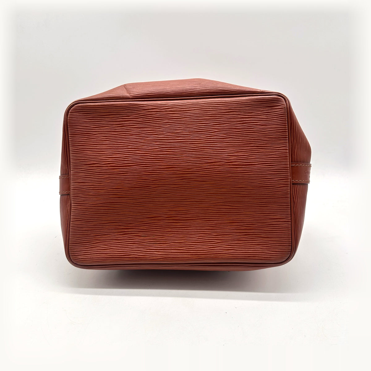 Louis Vuitton Noé Cuir Épi Marron - vue du dessous, base du sac