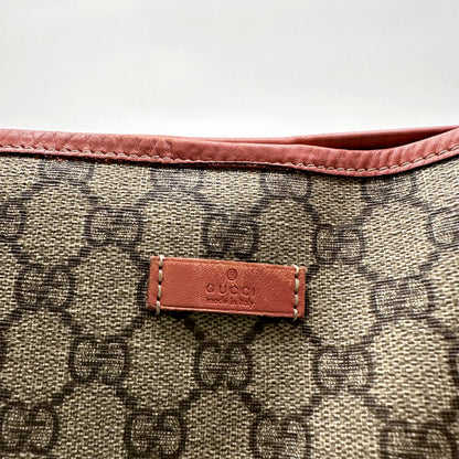 Gucci Tote Toile GG Beige et Cuir Corail - détail de la patte de cuir Gucci en façade
