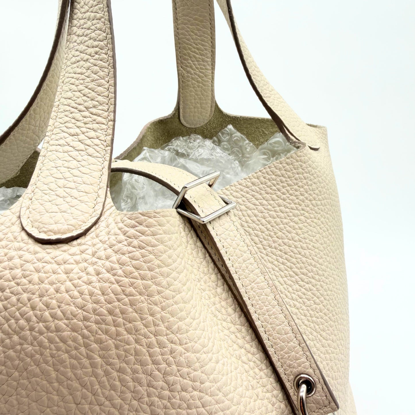 Hermès Picotin 18 cuir grainé crème - détail de la bride et de la boucle palladiée