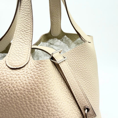 Hermès Picotin 18 cuir grainé crème - détail de la bride et de la boucle palladiée