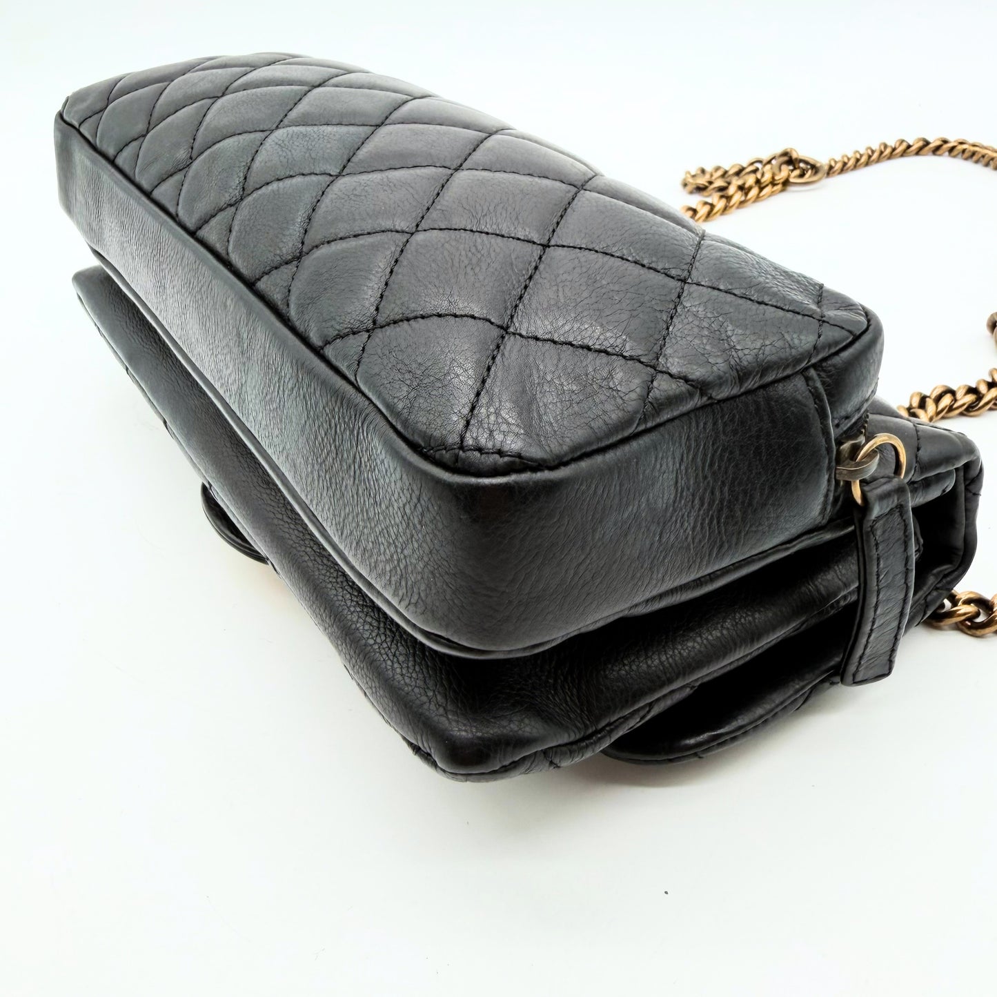 Chanel Sac à rabat matelassé cuir d'agneau - dessous du sac et arêtes