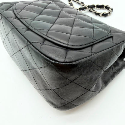 Chanel Mini Timeless carre 17 cuir agneau noir - vue de dessus matelassage