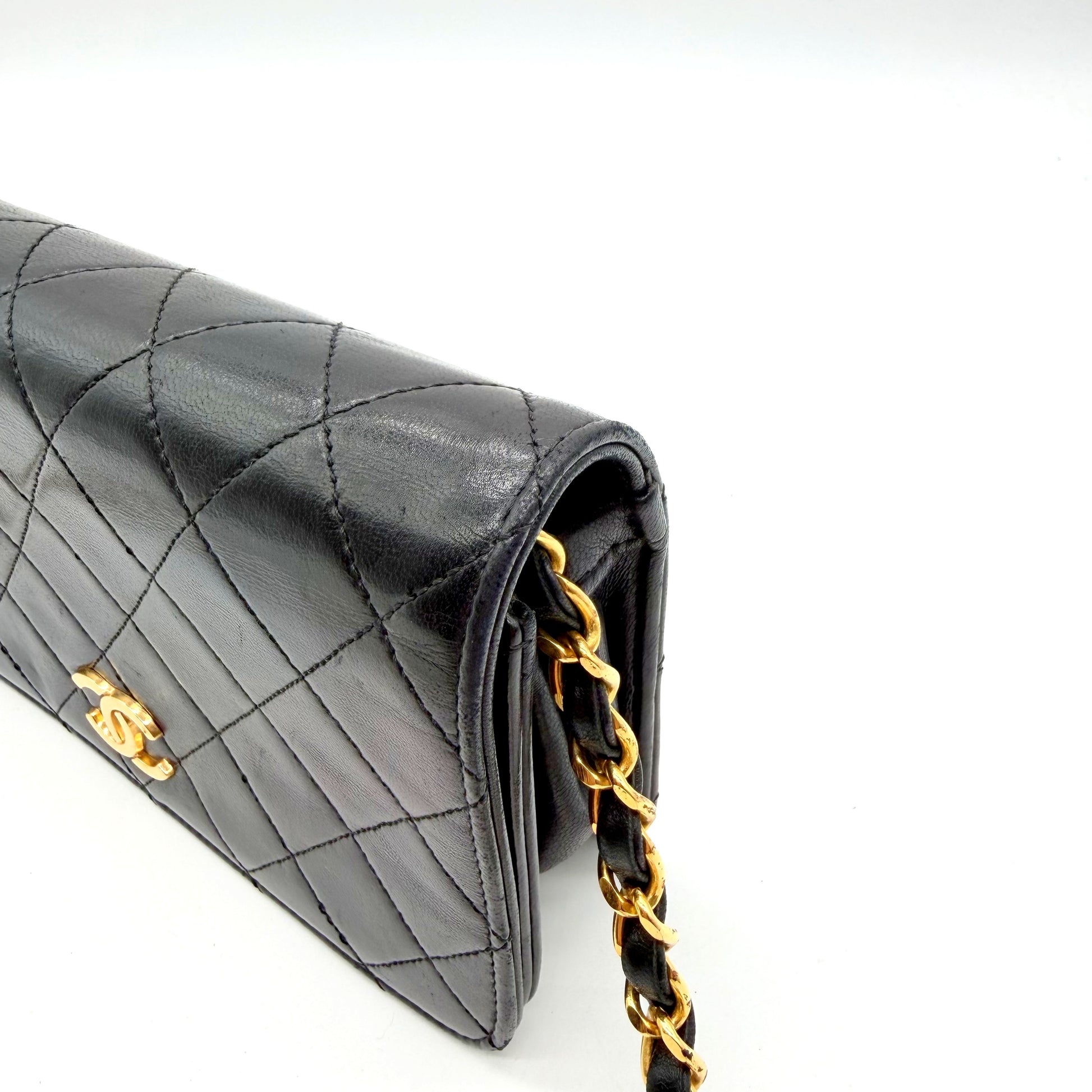 Chanel Wallet on Chain cuir d'agneau matelassé noir - trois-quarts avant, profil du rabat