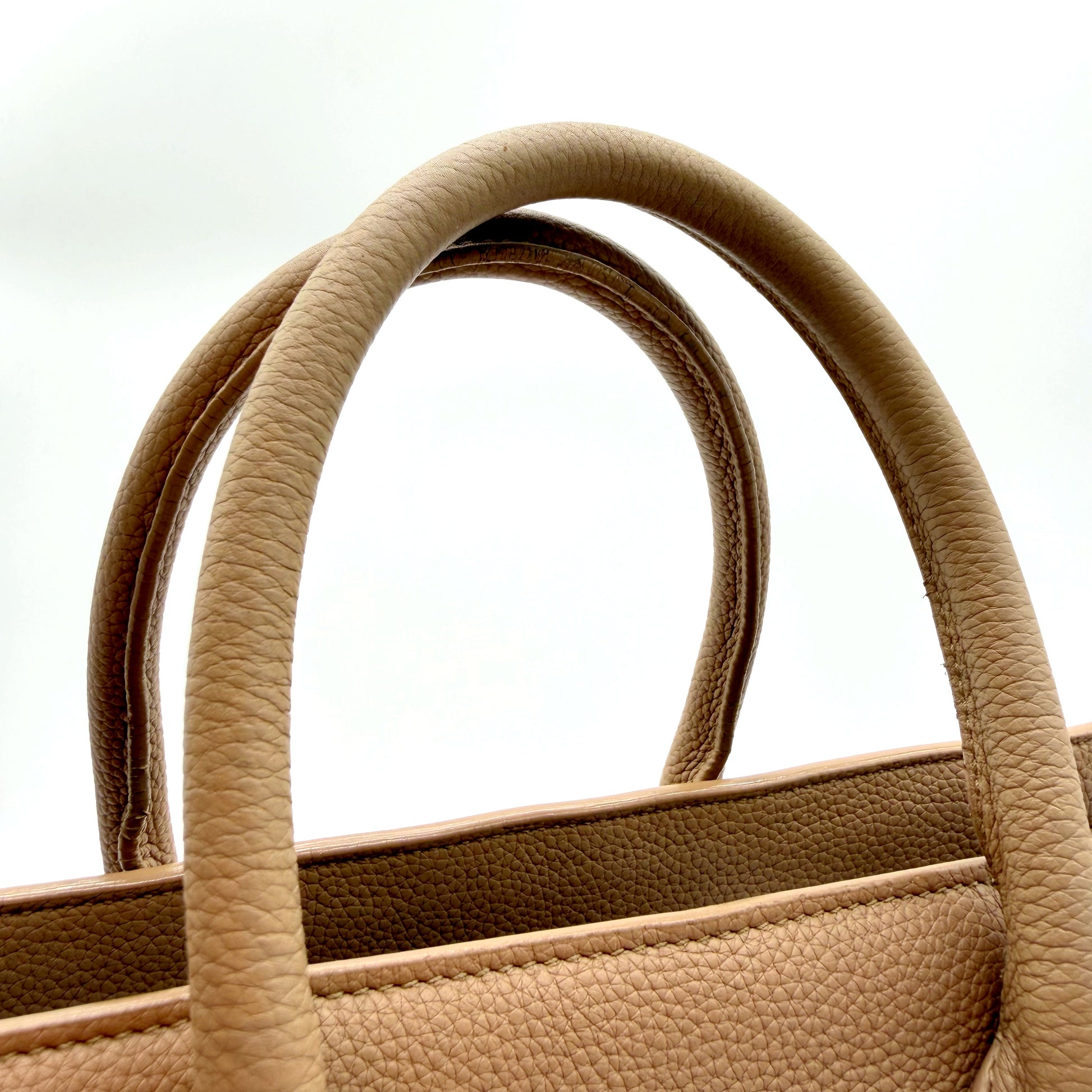 Saint Laurent Sac de Jour cuir grainé beige - anses en cuir vues de près