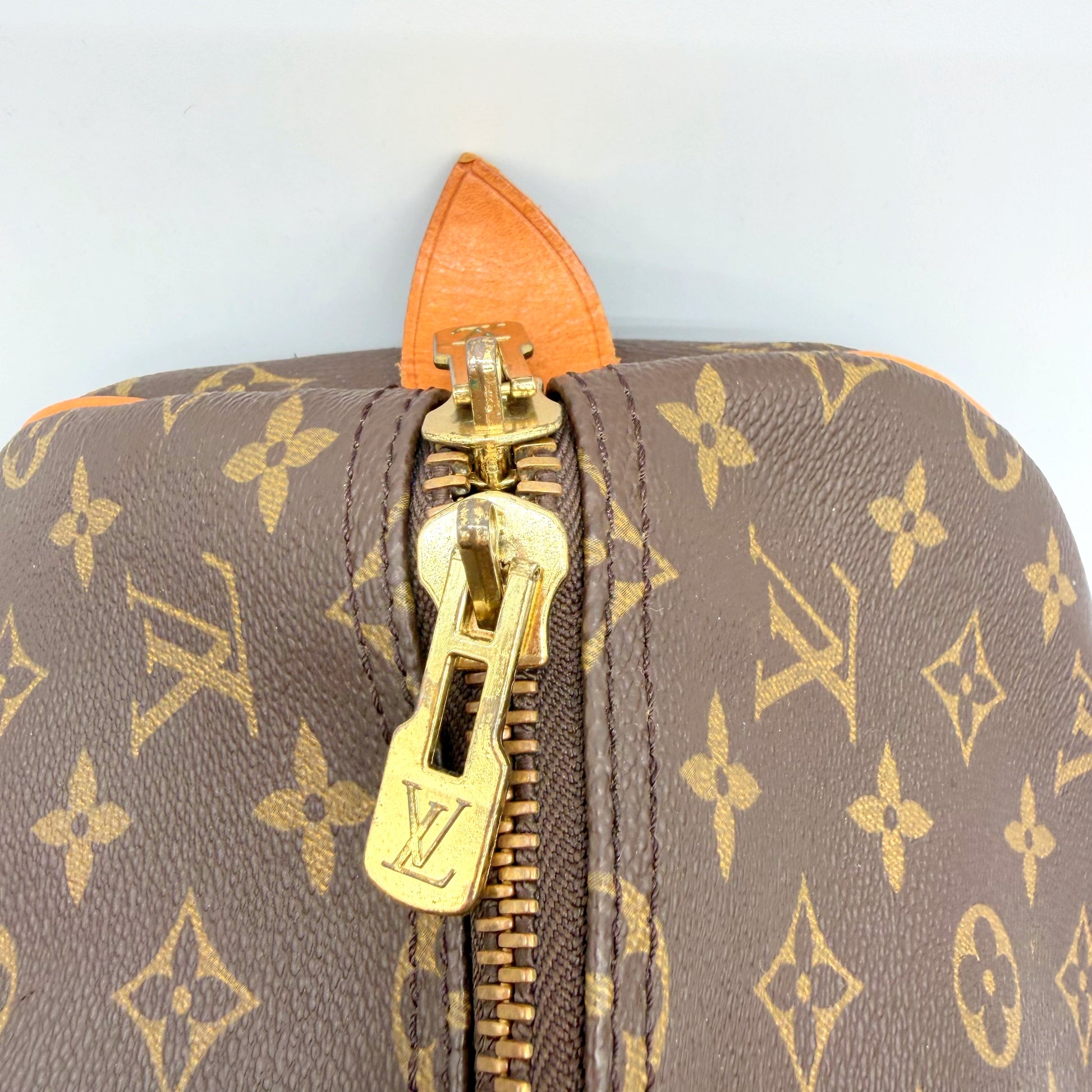 Louis Vuitton Keepall 55 Monogram - detail zip laiton et tirette Louis Vuitton