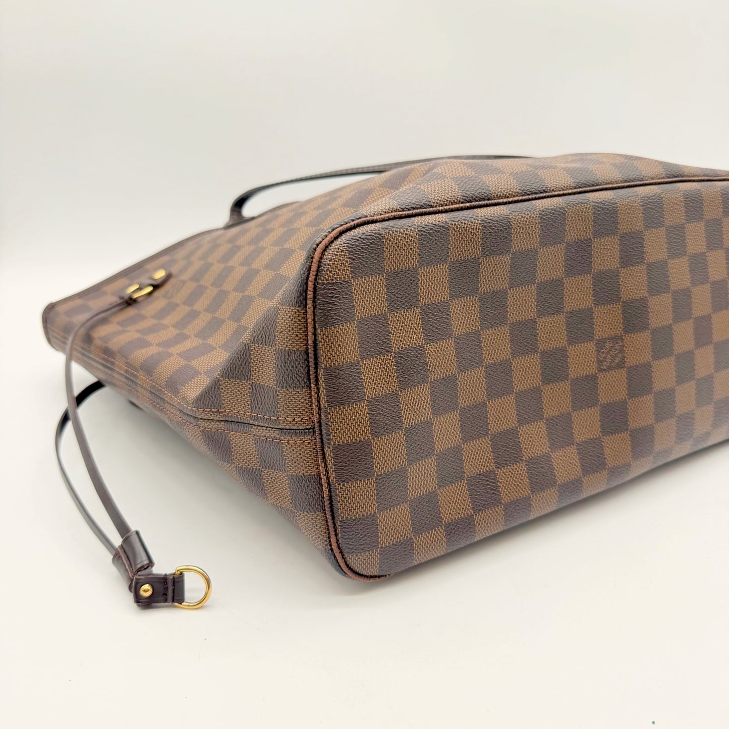 Louis Vuitton Neverfull MM toile Damier Ebene - coin inferieur et arete du fond