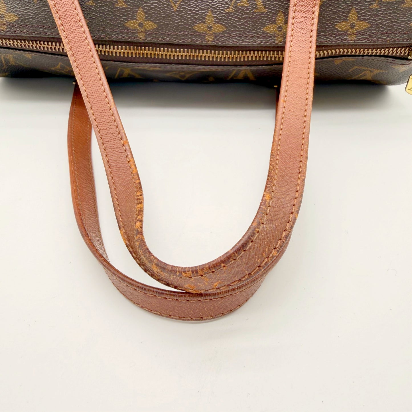 Louis Vuitton Papillon 30, détail des anses en cuir naturel montrant la patine et l'usure