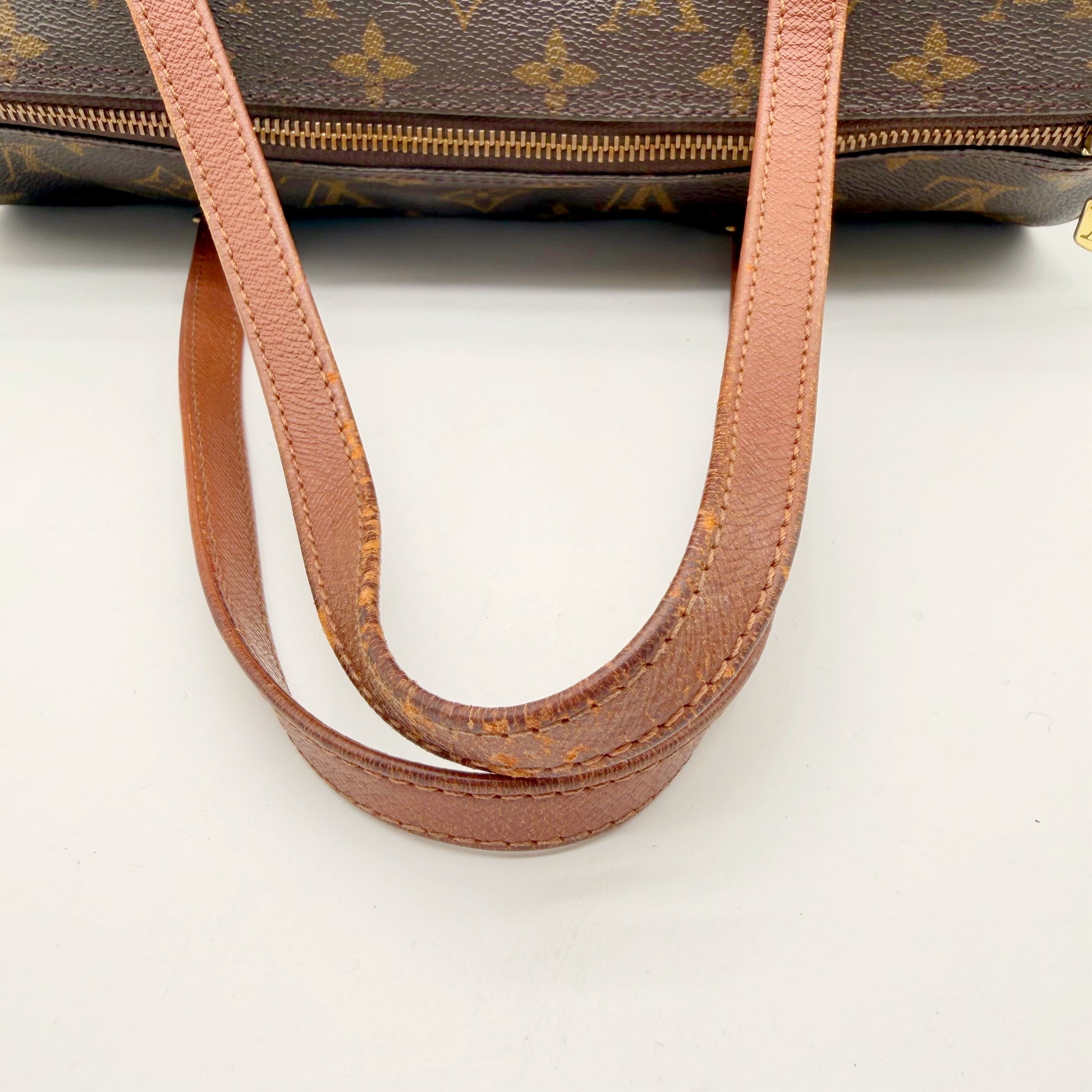 Louis Vuitton Papillon 30, détail des anses en cuir naturel montrant la patine et l'usure