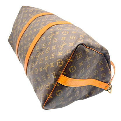 Louis Vuitton Keepall Bandoulière 50 vu de trois quarts, tombé souple de la toile