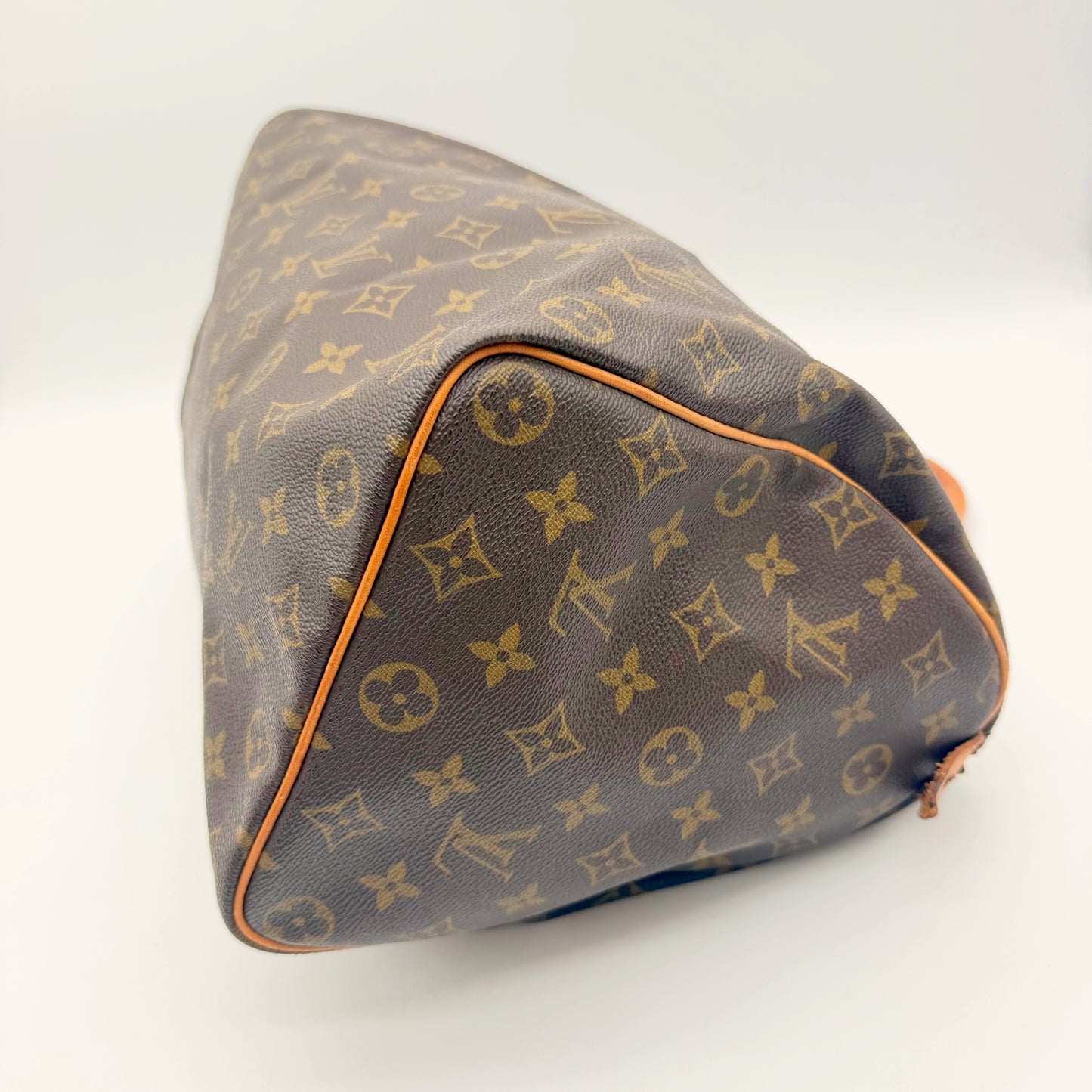 Louis Vuitton Speedy 35 toile Monogram - coin inférieur et passepoil