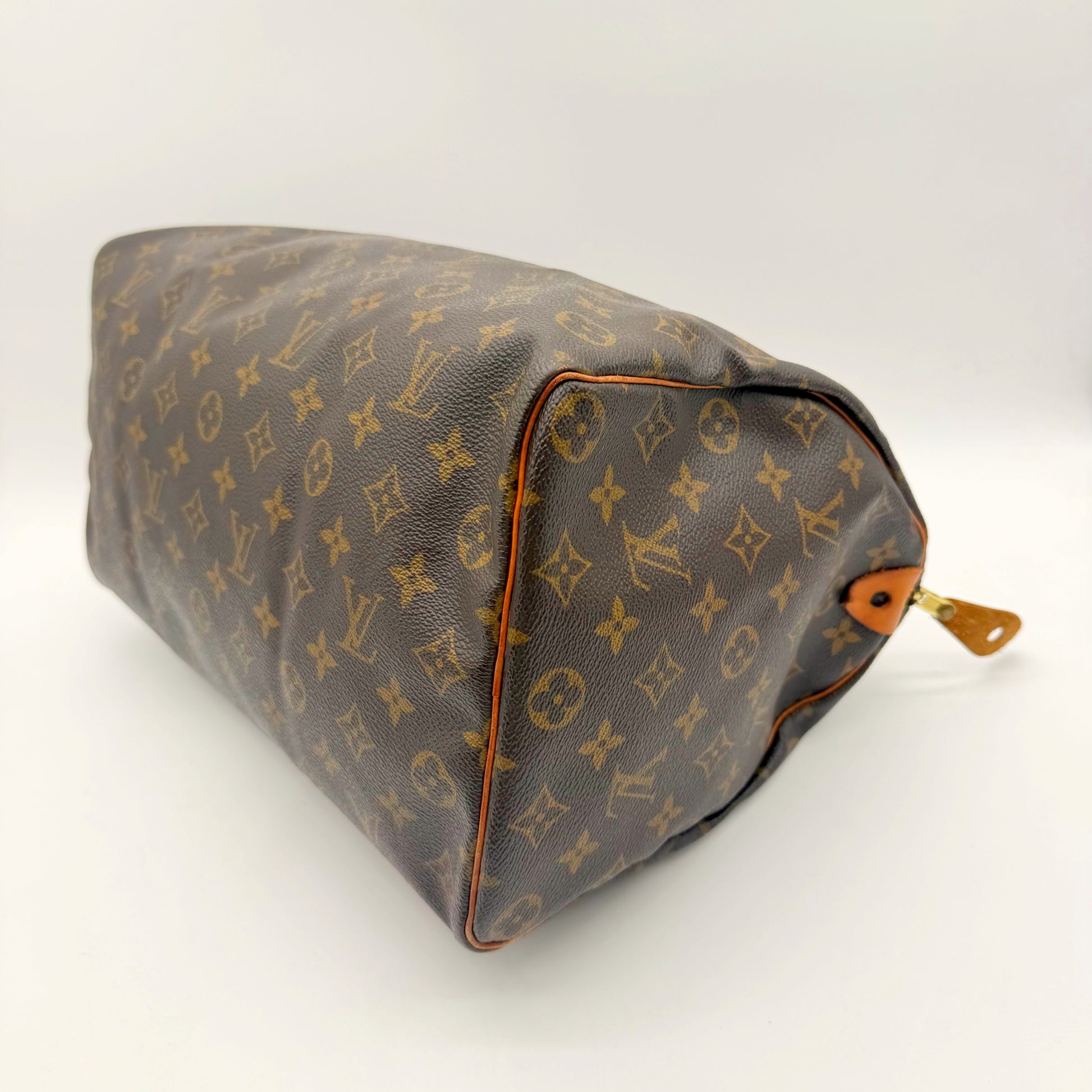 Louis Vuitton Speedy 35 toile Monogram – angle inférieur