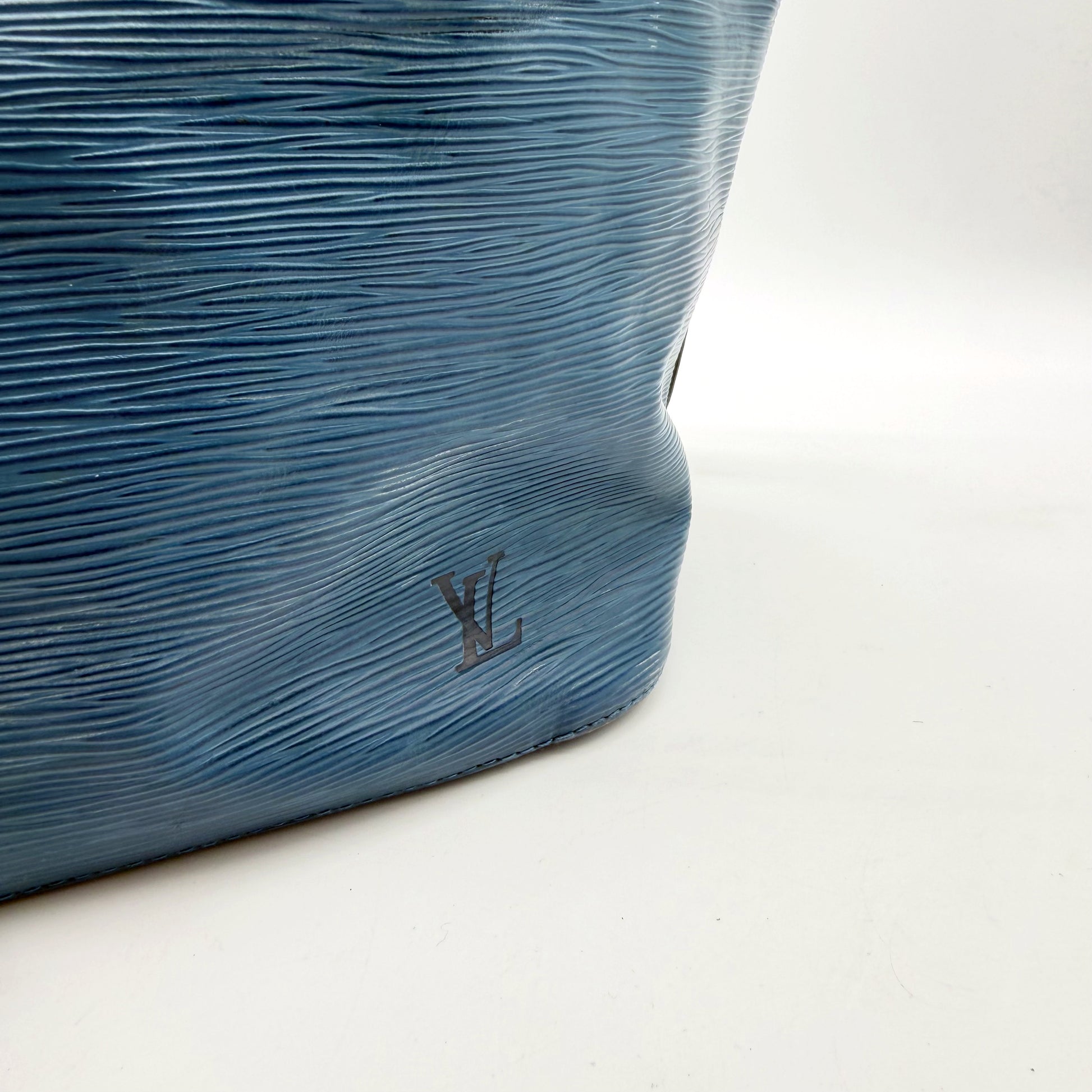 Louis Vuitton Petit Noé cuir Épi bleu - bas du sac et estampille en creux