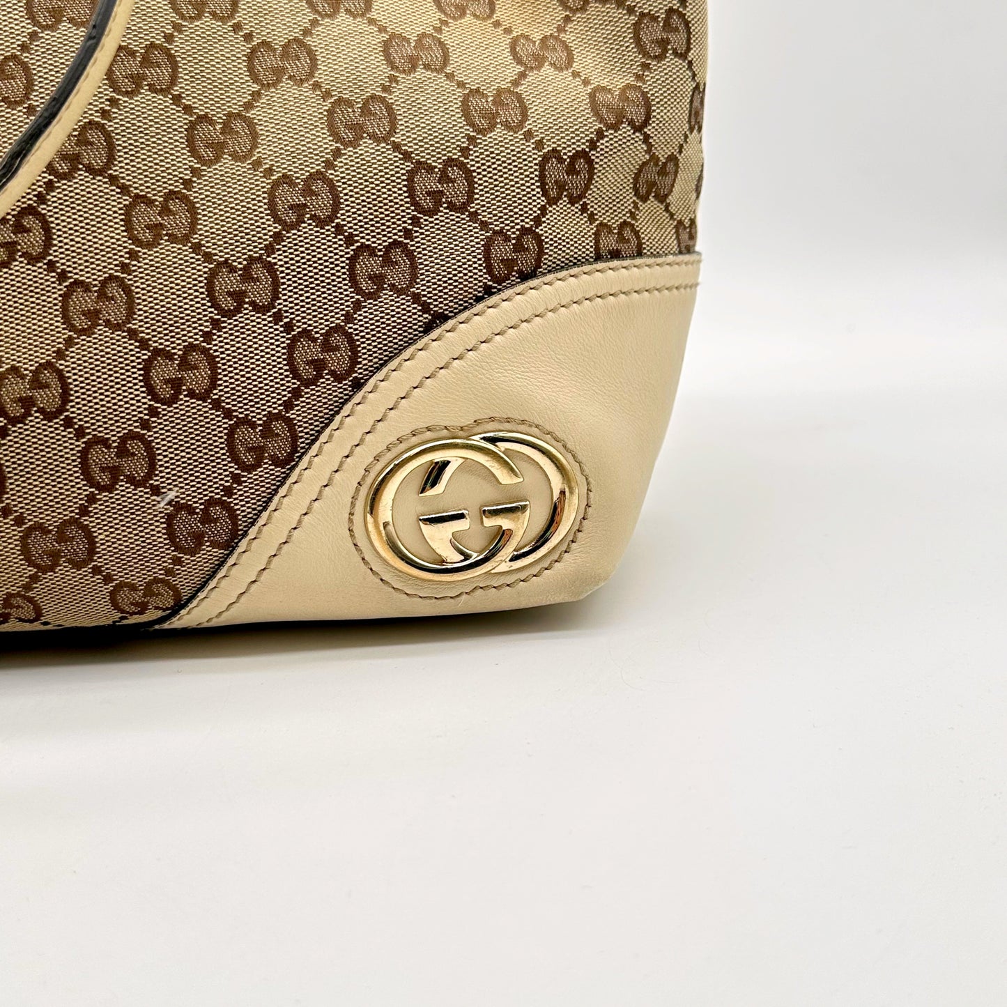 Gucci Tote toile GG - angle inférieur et médaillon latéral